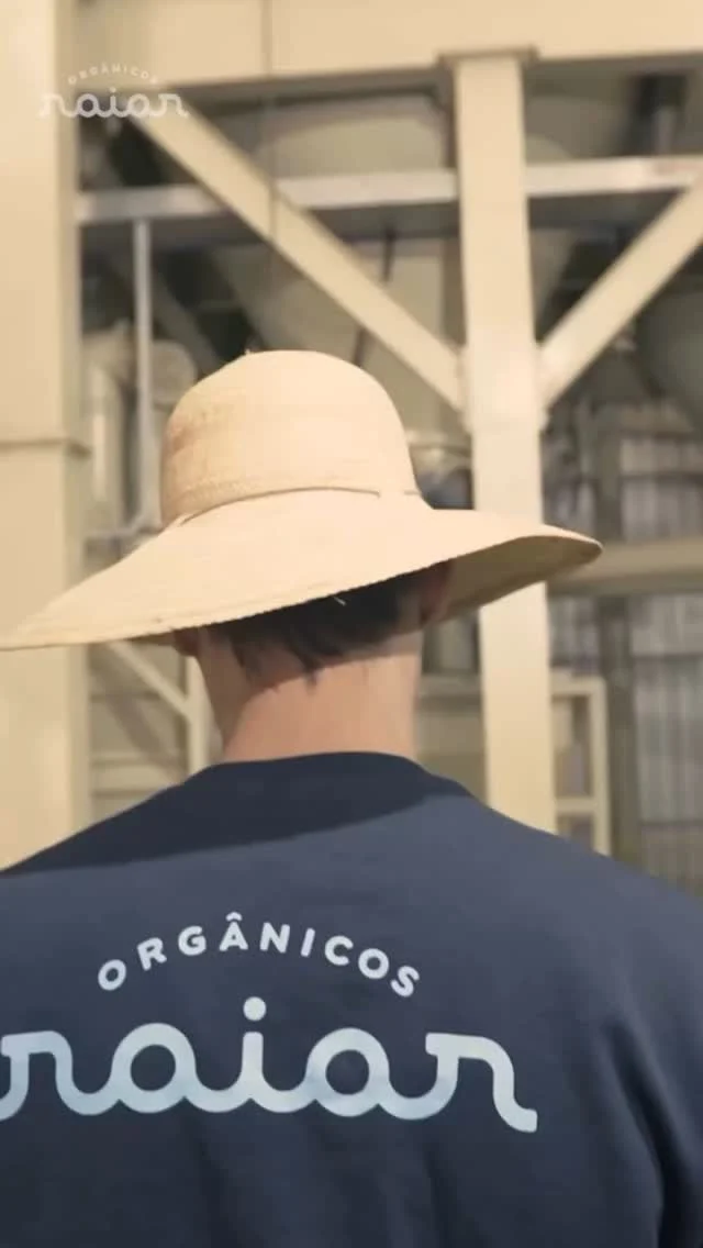 #Repost @raiarorganicos
...
Para a Raiar, na busca por bem-estar animal os pontos finais não existem. Gostamos das vírgulas, e esse é nosso compromisso.

Adotar a sexagem in-ovo de forma pioneira foi uma escolha voluntária.

A partir de agora, 100% das pintainhas que chegam à nossa fazenda vêm de ovos sexados ainda na fase embrionária, sem descarte de pintinhos machos ao nascer.

Mais um passo no caminho que acreditamos.
Com responsabilidade, respeito e propósito.

Obrigada aos parceiros AAT e @lohmanndobrasil por tornarem isso possível.

@