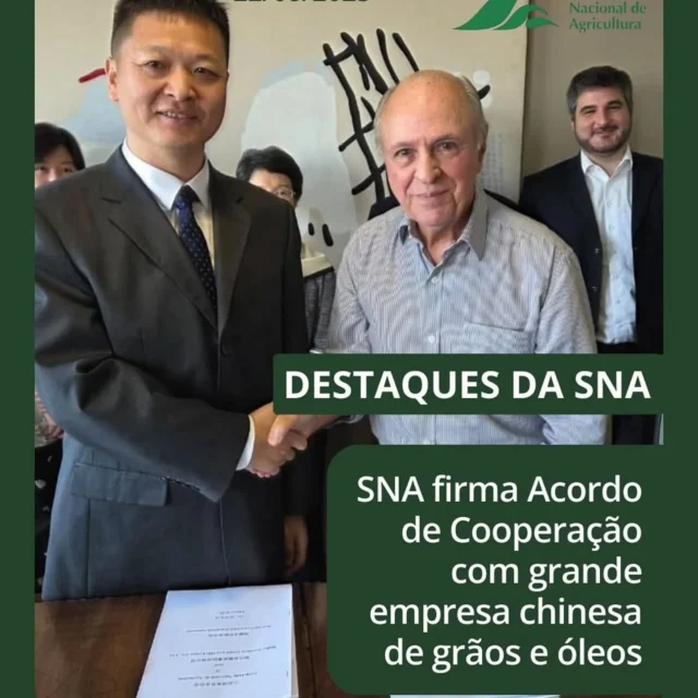 #Repost @snaagricultura
...
🌏 SNA firma Acordo de Cooperação com grande empresa chinesa de grãos e óleos A Sociedade Nacional de Agricultura (SNA) e o Grupo de Grãos e Óleos da Província de Hubei (China) firmaram um Acordo de Cooperação Estratégica durante visita da delegação chinesa à sede da SNA. 

O objetivo é fortalecer a parceria bilateral no cultivo de grãos, produção de óleos e produtos agrícolas, com foco em tecnologia, mercado e sustentabilidade de longo prazo. 

O acordo prevê troca de perfis comerciais, visitas mútuas, intercâmbios e criação de equipes de trabalho para acompanhamento dos projetos. 

Além disso, em setembro, representantes da SNA e do SNASH viajarão à China para participar de seminário e reuniões que poderão abrir espaço para novos investimentos e parcerias estratégicas. 

📲 Leia a matéria completa no site da SNA (link na bio).

 ✍️ Por Larissa Machado.

 #Agronegócio #CooperaçãoInternacional #SNADigital